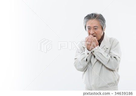 Senior man bad breath 34639186