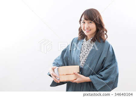 Young woman 34640104