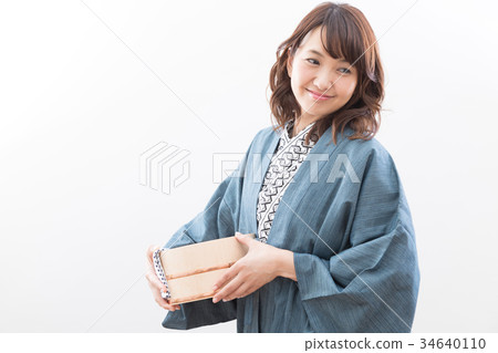 Young woman 34640110