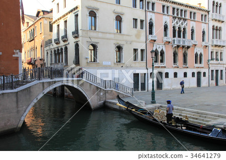 威尼斯小鎮沿黃昏的運河 34641279