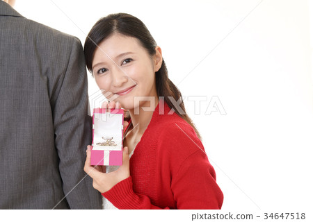 微笑的女人和禮物 微笑的女人和禮物 34647518