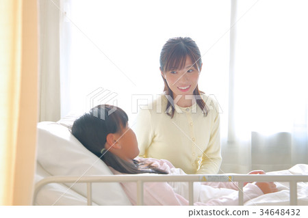 父母和孩子在醫院裡 34648432