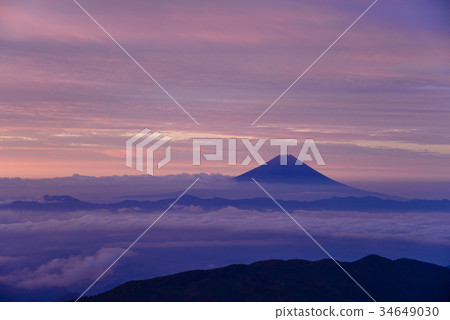 [Yamanashi Prefecture] Kokushigatake, autumn colors, Mt. Fuji, dawn 34649030