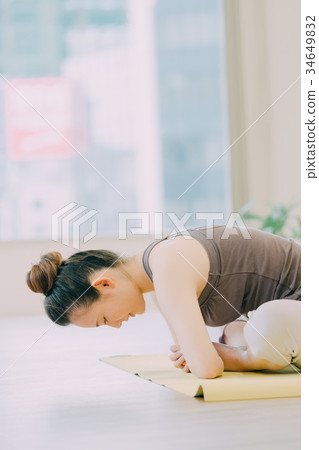 做瑜伽的少婦在瑜伽演播室 做瑜伽的少婦在瑜伽演播室 34649832