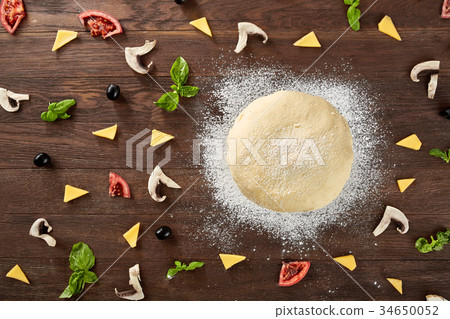 Dough basis and ingredients for pizza, on the 34650052