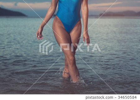 Cropped image of slim young woman wearing trendy Cropped image of slim young woman wearing trendy 34650584