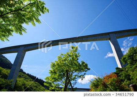 Looking up to the blue sky and loop bridge Oku Chichibu Lightning Den Rokugi Bridge b-2 34651790