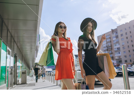 girl is shopping 34652558