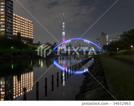 被點燃的老Nakagawa Fureai橋樑和東京天空樹在桃紅色與特別照明設備 被點燃的老Nakagawa Fureai橋樑和東京天空樹在桃紅色與特別照明設備 34652963