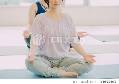 做瑜伽的少婦在演播室 做瑜伽的少婦在演播室 34653403