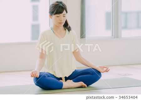 做瑜伽的少婦在演播室 做瑜伽的少婦在演播室 34653404