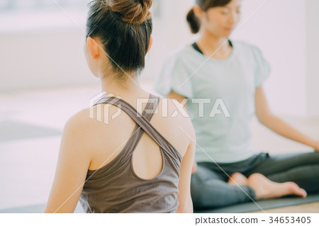 做瑜伽的少婦在演播室 做瑜伽的少婦在演播室 34653405