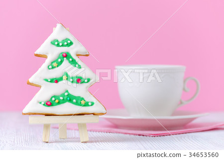christmas tree gingerbread on the painting easel christmas tree gingerbread on the painting easel 34653560