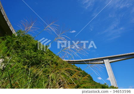 Blue sky and loop bridge to look up over the sky Suki Ochi Chichibu Raiden Railway Rokugi Bridge 34653596
