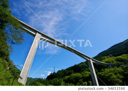 Looking up to the blue sky and loop bridge Oku Chichibu Lightning Den Rokugi Bridge i-4 34653598