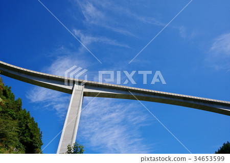 Looking up to the blue sky and loop bridge Oku Chichibu Lightning Den Rokugi Bridge L-1 34653599