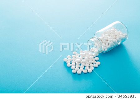 Drugs 34653933