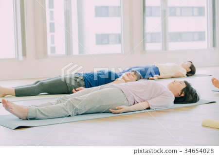 做瑜伽的少婦在演播室 34654028