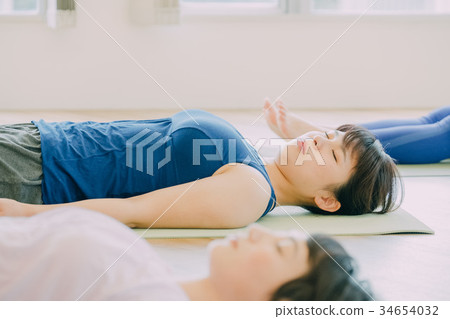 做瑜伽的少婦在演播室 34654032