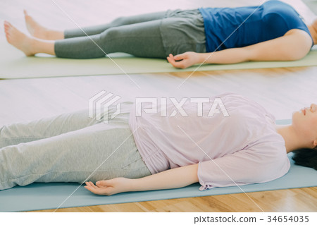 做瑜伽的少婦在演播室 34654035