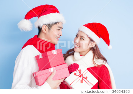 couple smile with merry christmas 34654363