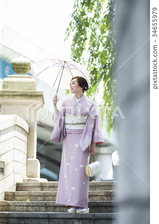 A woman in a kimono wearing a parasol 34655979