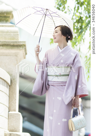 穿著遮陽傘的和服的一名婦女 34656040