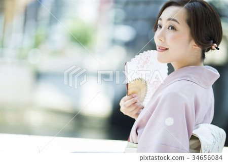 A woman in a fan and a kimono 34656084