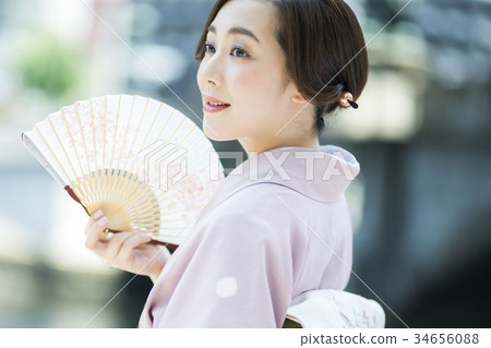 一個女人在風扇和和服 34656088