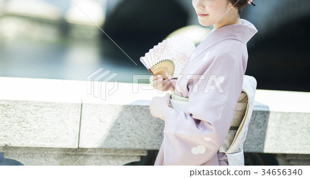 一個女人在風扇和和服 34656340