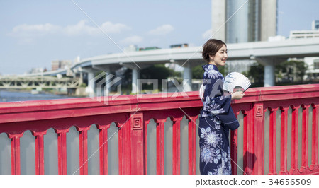 一名婦女在與風扇的yukata 34656509