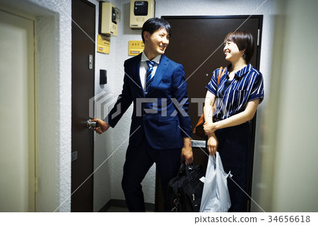 一對夫婦回家了 一對夫婦回家了 34656618