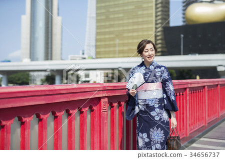 A woman in a yukata with a fan 34656737