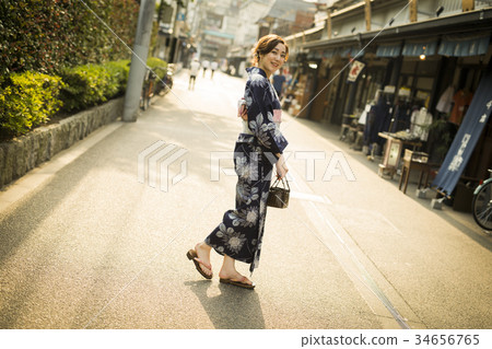 Yukata的一名婦女走在城市的 Yukata的一名婦女走在城市的 34656765