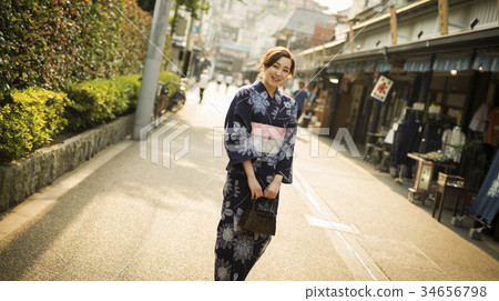 A woman in a yukata walking in the city 34656798
