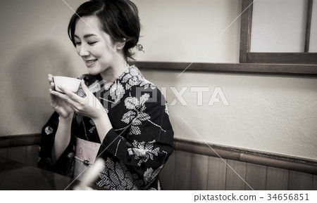 Woman in yukata drinking tea 34656851