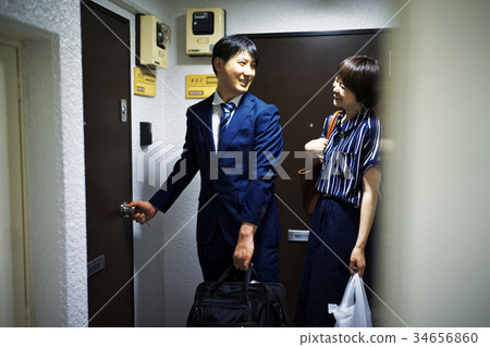 一對夫婦回家了 一對夫婦回家了 34656860