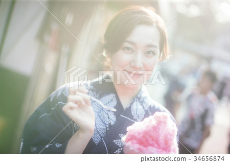 Yukata的一名婦女吃被刮的冰的 34656874