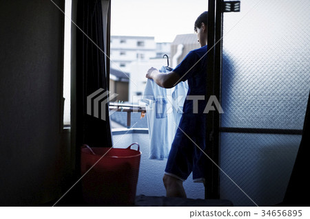 一個正在洗衣服的男人 34656895