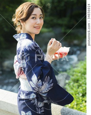 Yukata的一名婦女吃被刮的冰的 Yukata的一名婦女吃被刮的冰的 34656914