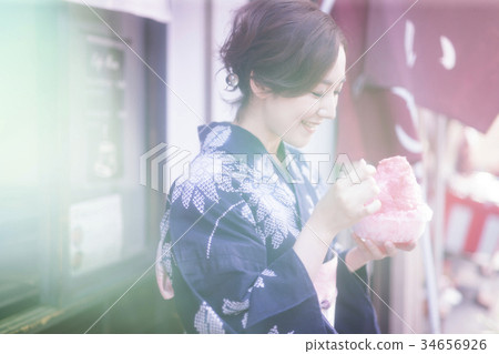 Yukata的一名婦女吃被刮的冰的 Yukata的一名婦女吃被刮的冰的 34656926