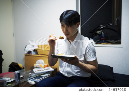 男人在房間裡吃午飯 34657018