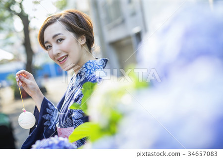 Yukata的婦女享用水氣球的 Yukata的婦女享用水氣球的 34657083