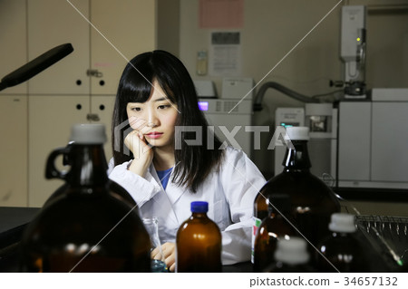 Researcher Woman 34657132