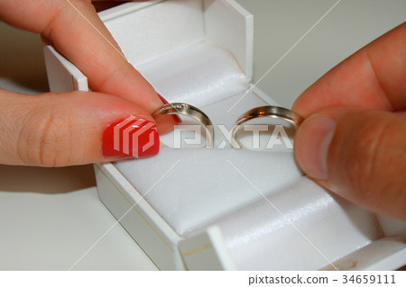 picture of man and woman with wedding ring picture of man and woman with wedding ring 34659111