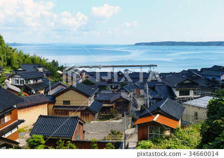[Ishikawa Prefecture, Noto landscape] A landscape with Noto famous product "Black tiled roof" 34660014