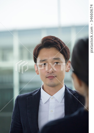 A man who listens to the other person's story 34660674