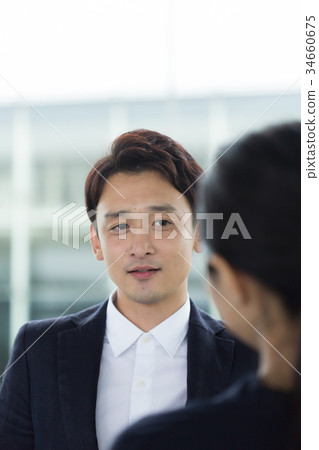 A man who listens to the other person's story 34660675