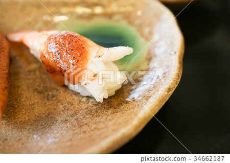 burn shrimp sushi with sauce on top 34662187