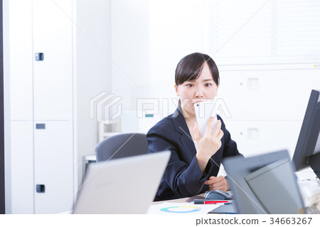 Female employee OL business man corresponding to the phone Office worker Office image Business image Female employee OL business man corresponding to the phone Office worker Office image Business image 34663267